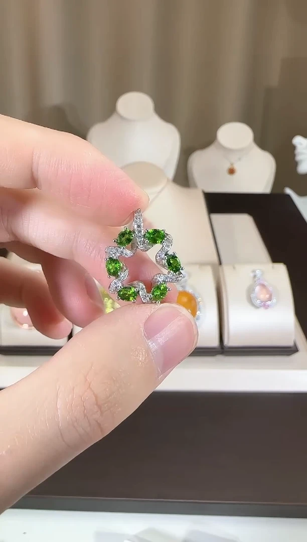 【闪购商品】透辉石吊坠银S925镶嵌3*5mm