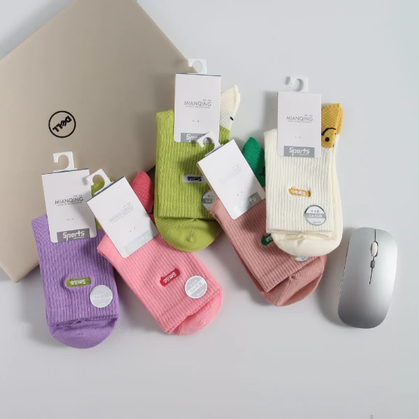 女士中筒秋冬季节中筒棉袜吸汗透气抗起球刺绣百搭时尚手感柔软