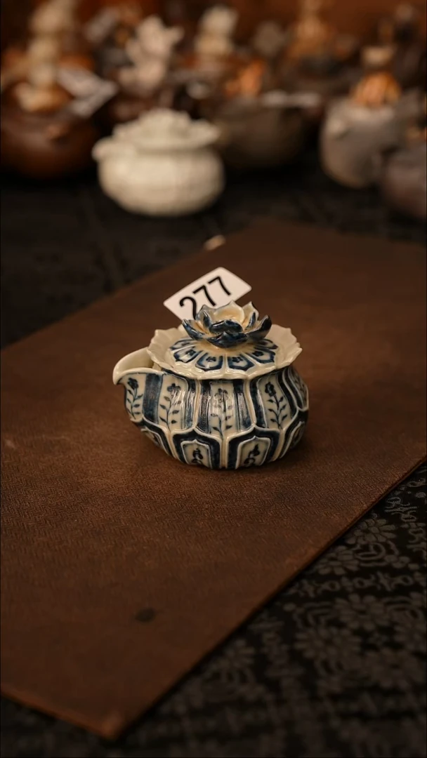 277柴窑裸烧 青花瓷手捏壶