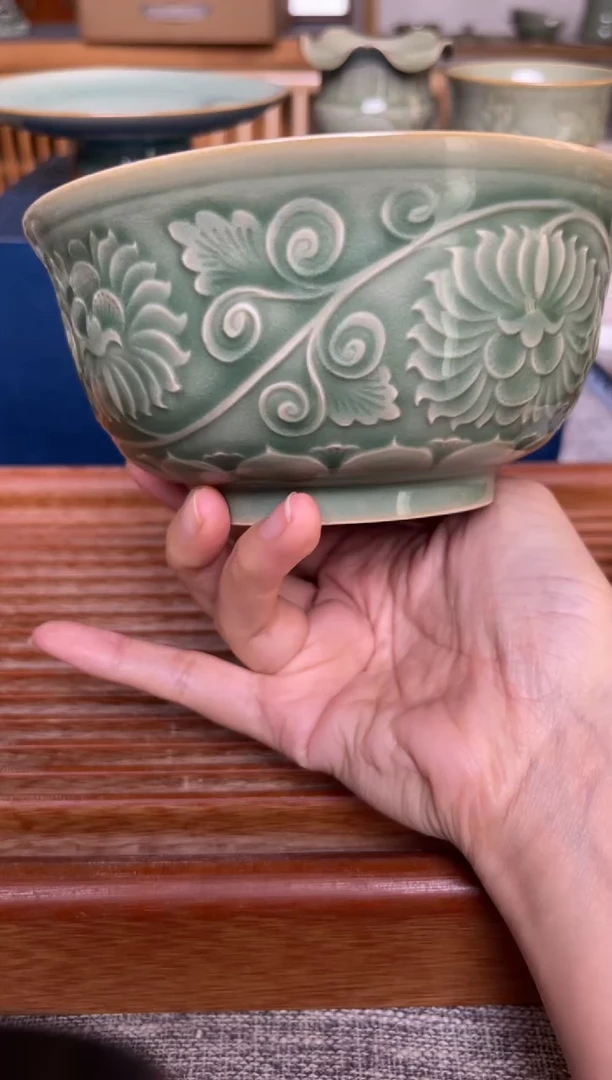 瓷器青瓷5.5英寸缠枝牡丹纹碗 微瑕