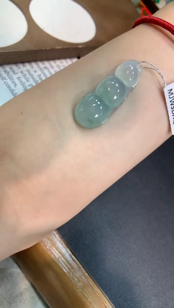 翡翠未镶嵌颈饰福豆