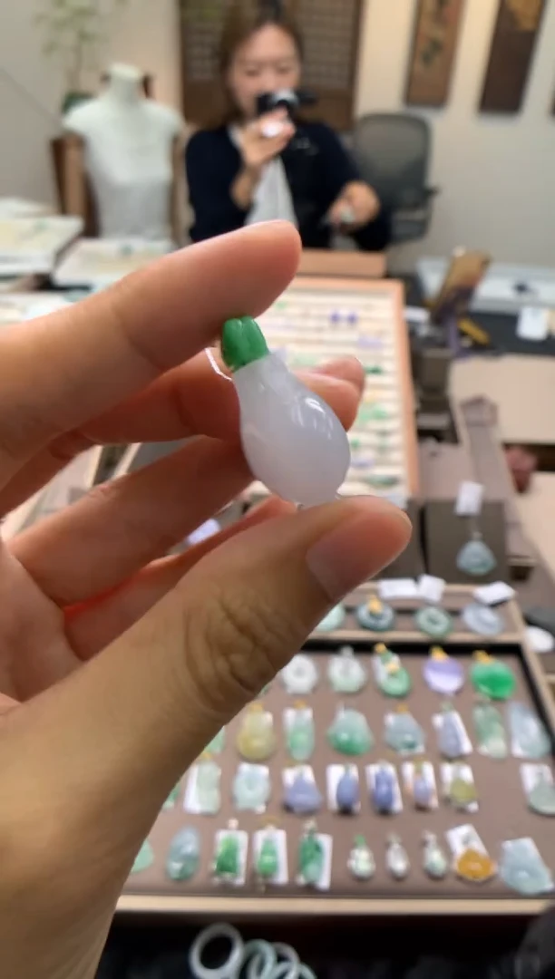颈饰未镶嵌翡翠花瓶