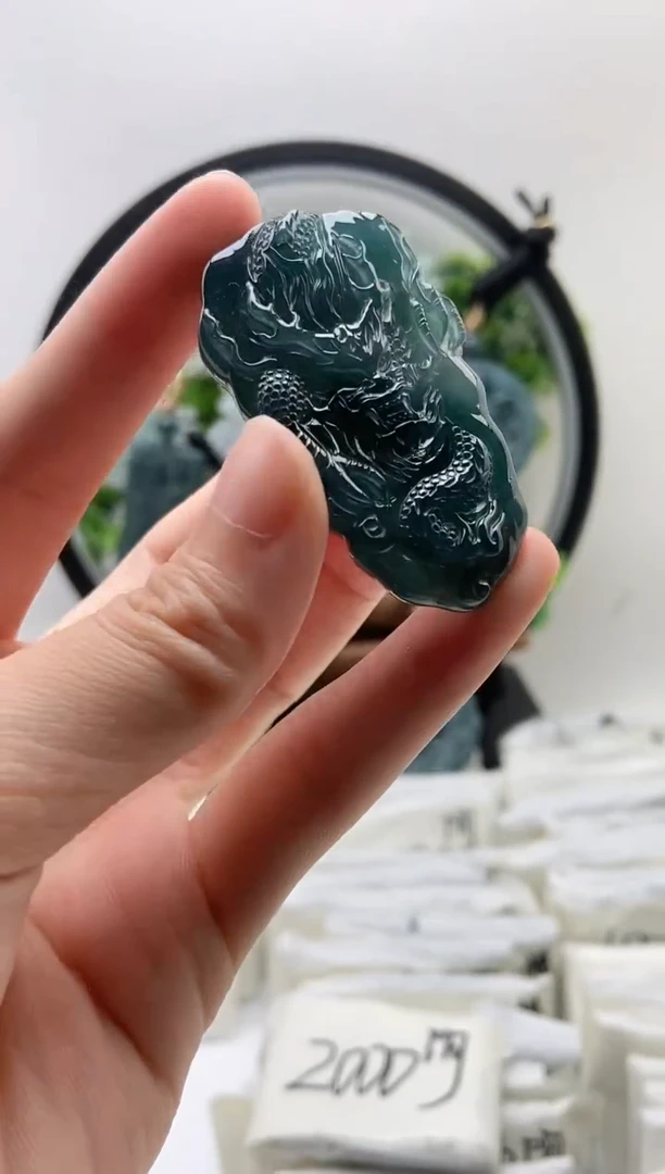 翡翠未镶嵌颈饰龙牌