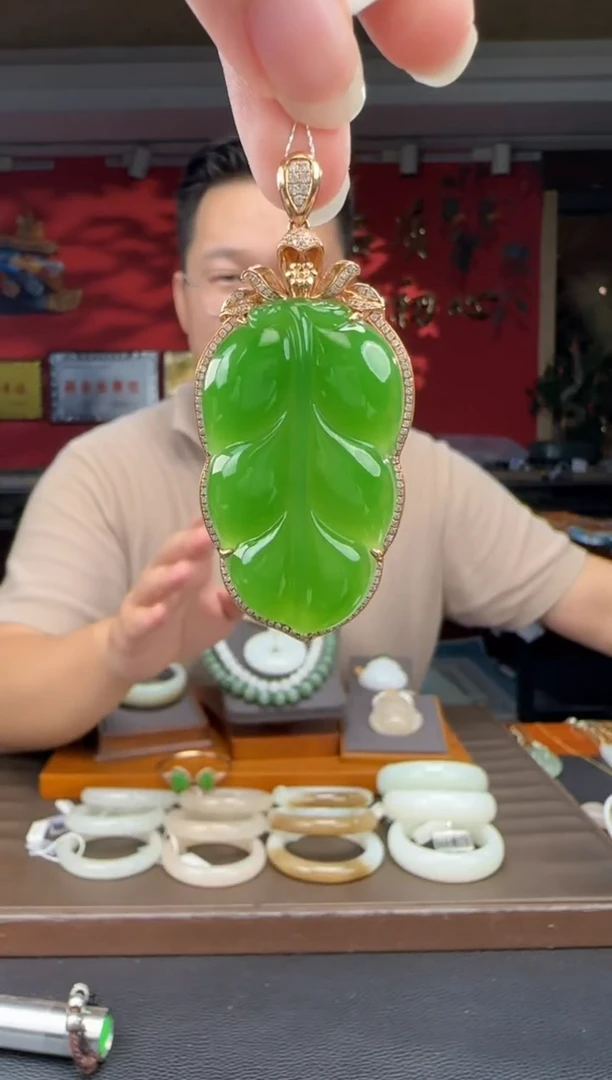 颈饰18K金镶嵌和田玉碧玉苹果绿叶子