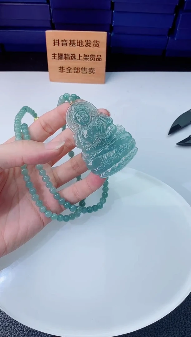 翡翠未镶嵌颈饰   `
