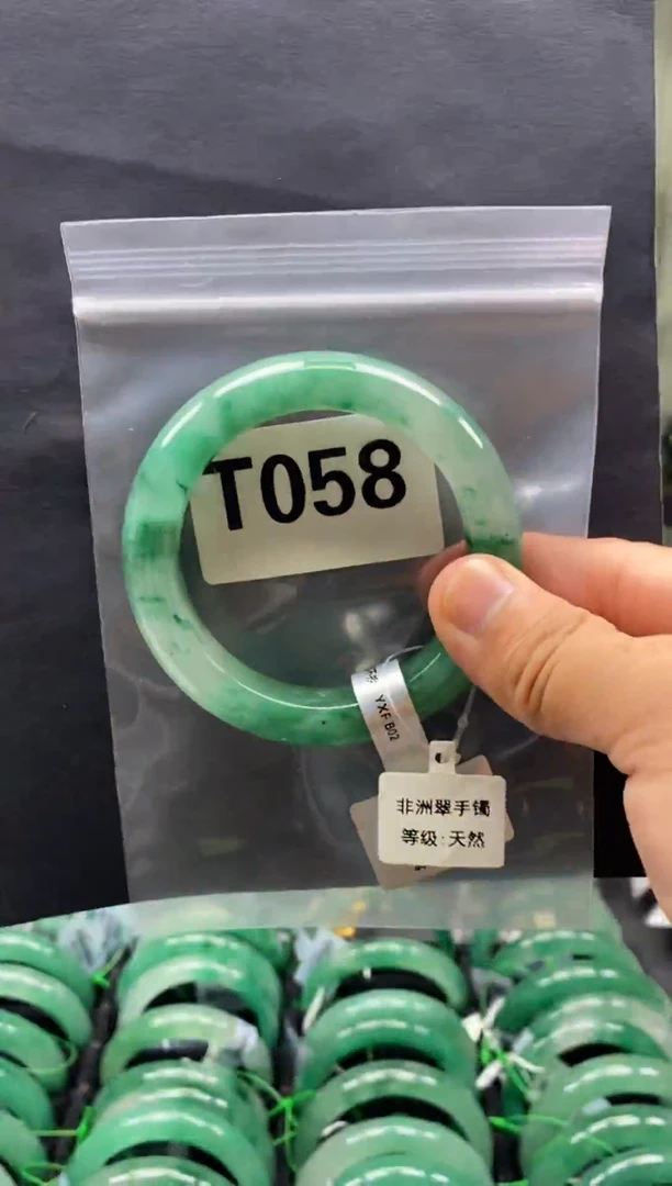 未镶嵌手镯石英质玉（非洲翠）57圈口T058