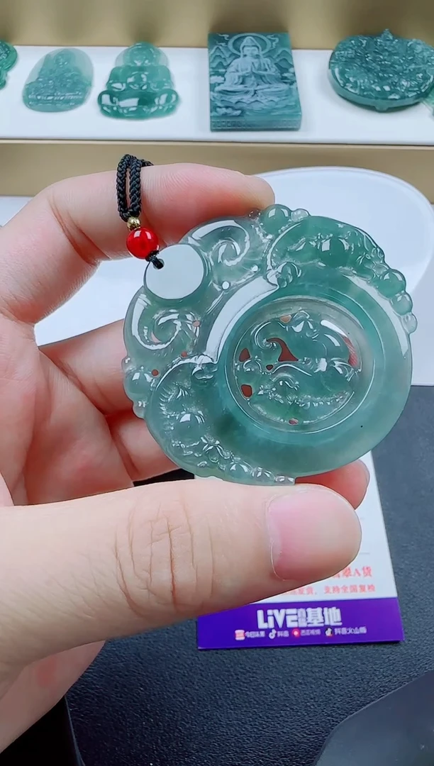 翡翠未镶嵌颈饰三羊多样性发其一