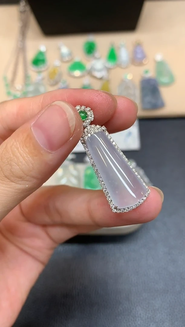 颈饰18K金镶嵌翡翠无事柱【无服务费