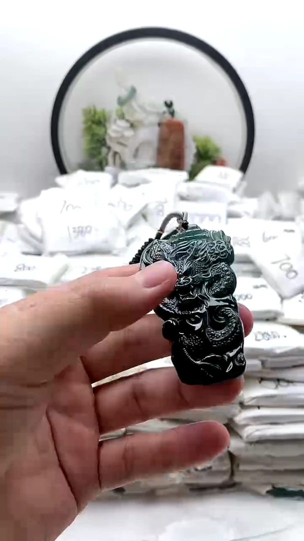 颈饰未镶嵌翡翠龙牌