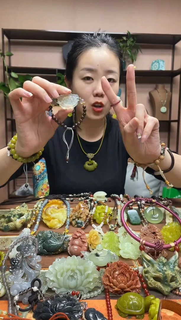 未镶嵌岫玉颈饰多样性发货发其中之一