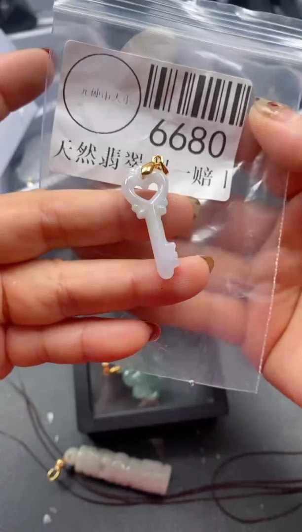 吊坠(不含链)未镶嵌翡翠6680