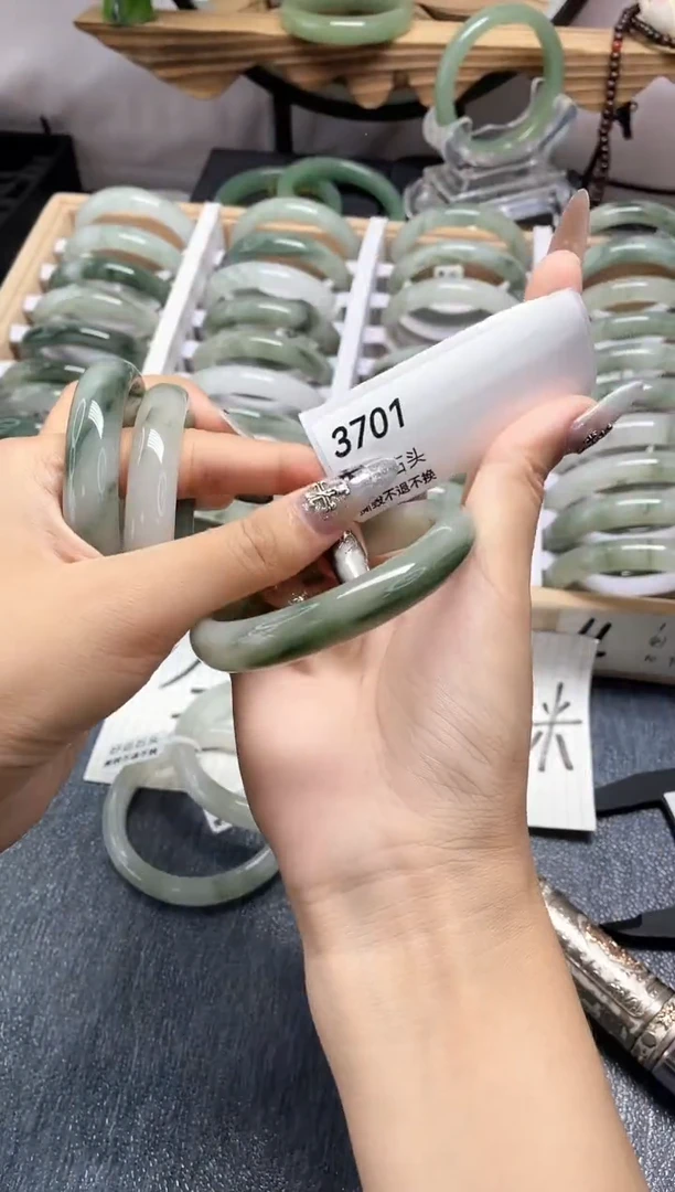 未镶嵌手镯石英质玉3701