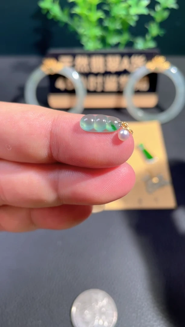 颈饰18K金镶嵌翡翠抖音基地发货