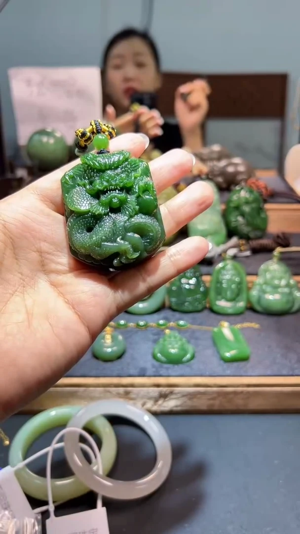 颈饰未镶嵌和田玉（碧玉）1