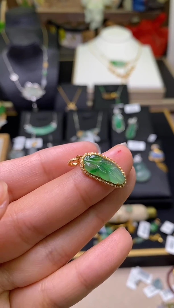 【闪购商品】翡翠颈饰18K金镶嵌净货17932