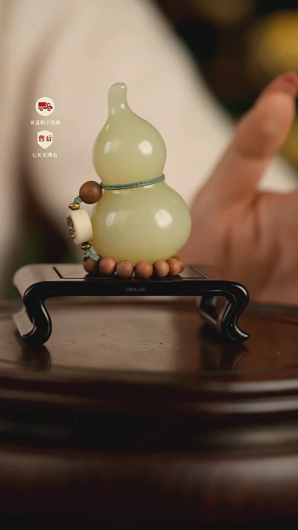 云南石竹叶青雕刻：手捻福禄