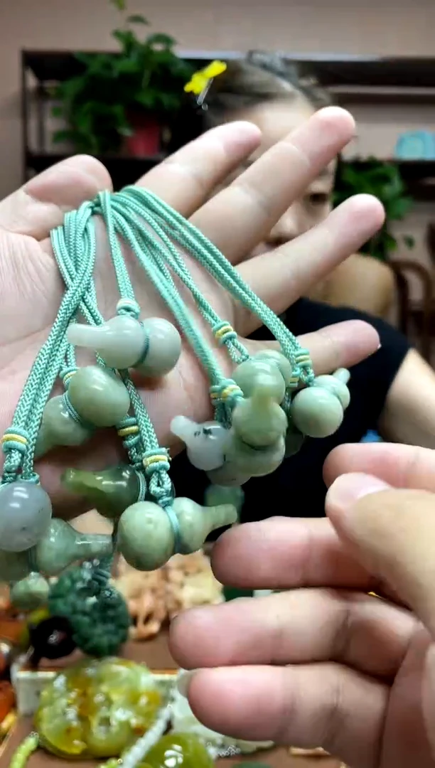 未镶嵌岫玉吊坠多样性发货发其中之一