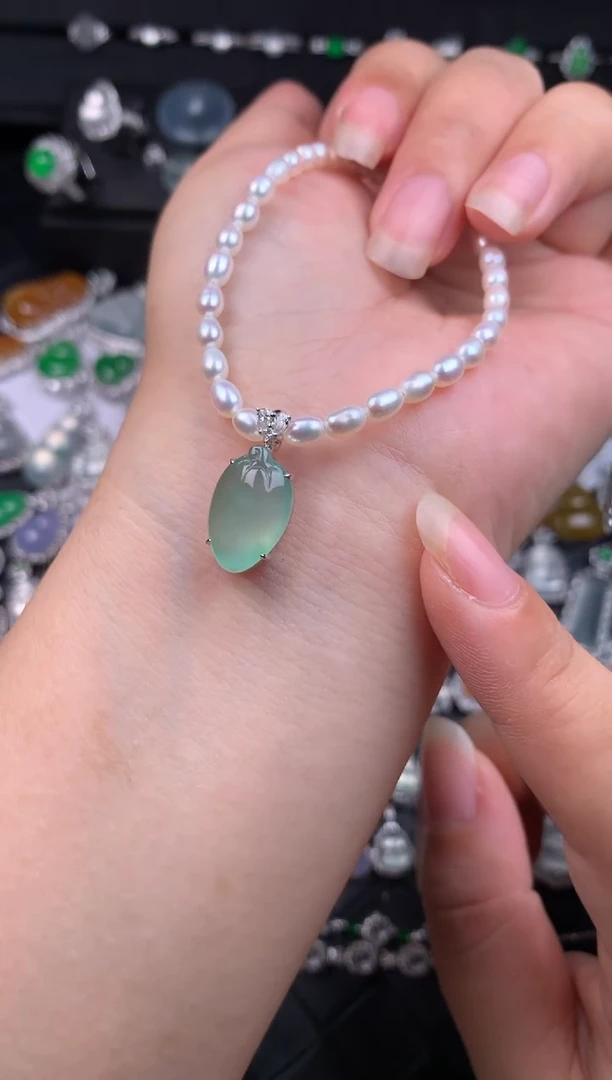 颈饰18K金镶嵌翡翠桃子瓜（不含链）