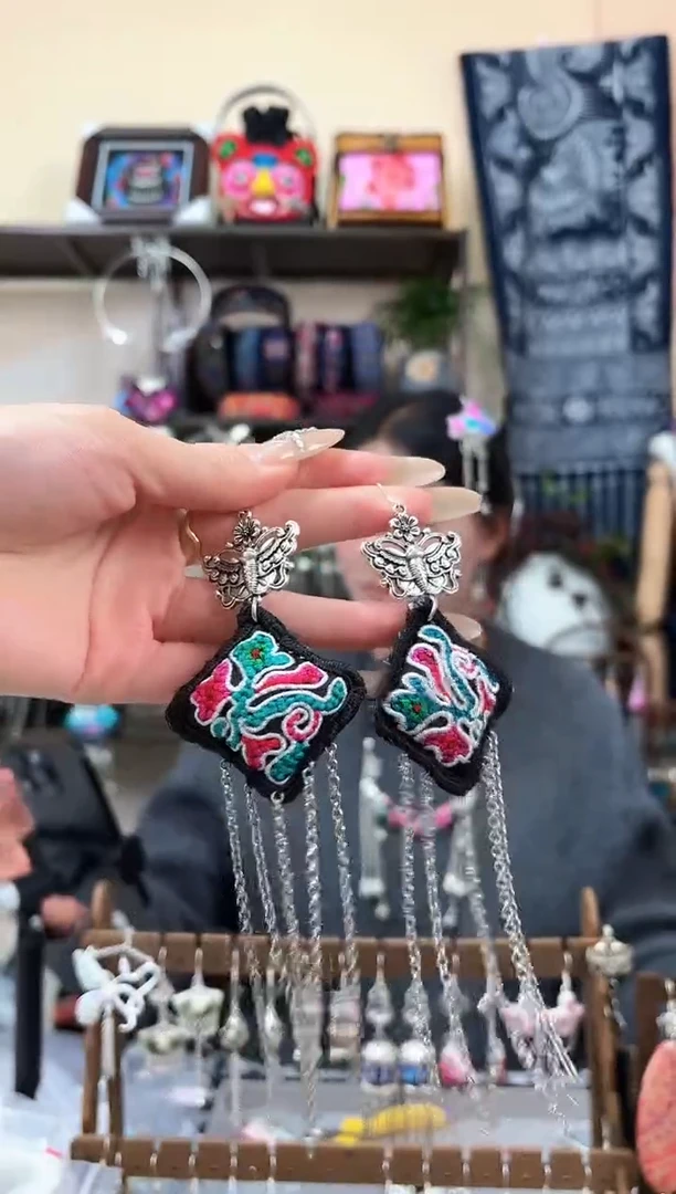 织绣民族风非遗老绣苗银饰品302