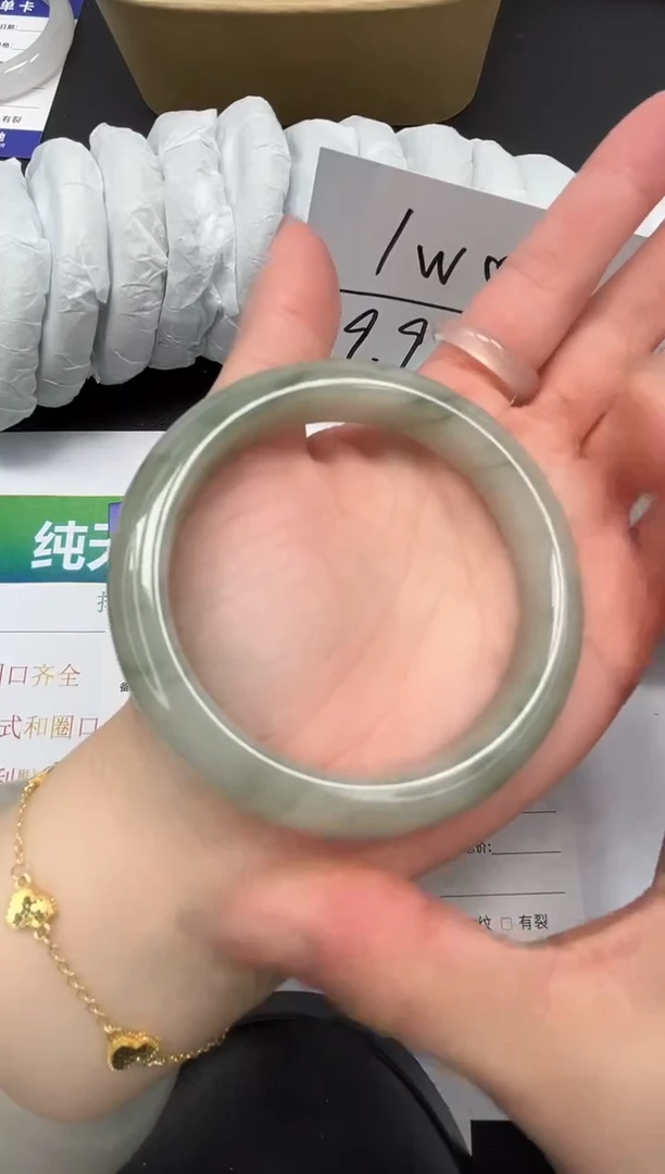 【闪购商品】石英质玉手镯未镶嵌100-58.6