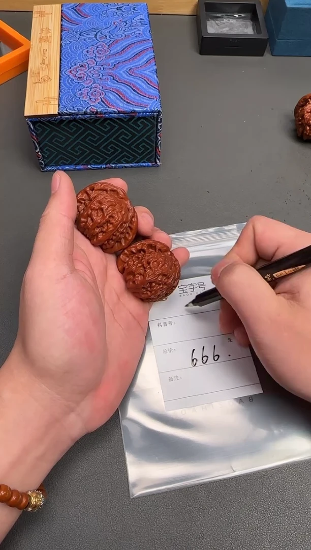 吊坠文玩核桃V****?427742774277多样性发货