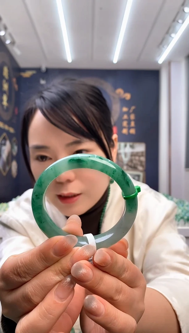 【闪购商品】石英质玉手镯未镶嵌天然非洲翠高冰手镯1