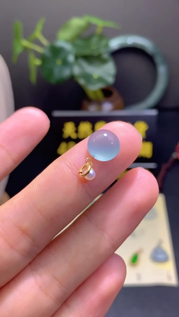 翡翠18K金镶嵌颈饰翡翠吊坠