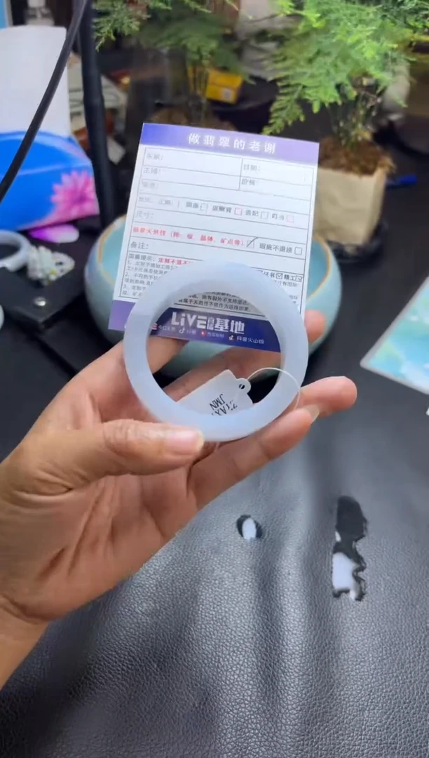 未镶嵌定制手镯不退不换定制翡翠梁?定制手镯不退不换