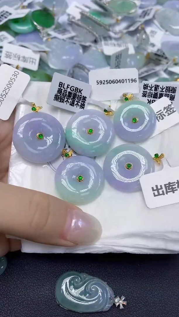 翡翠18K金镶嵌颈饰天然缅甸翡翠A货多样性发其一