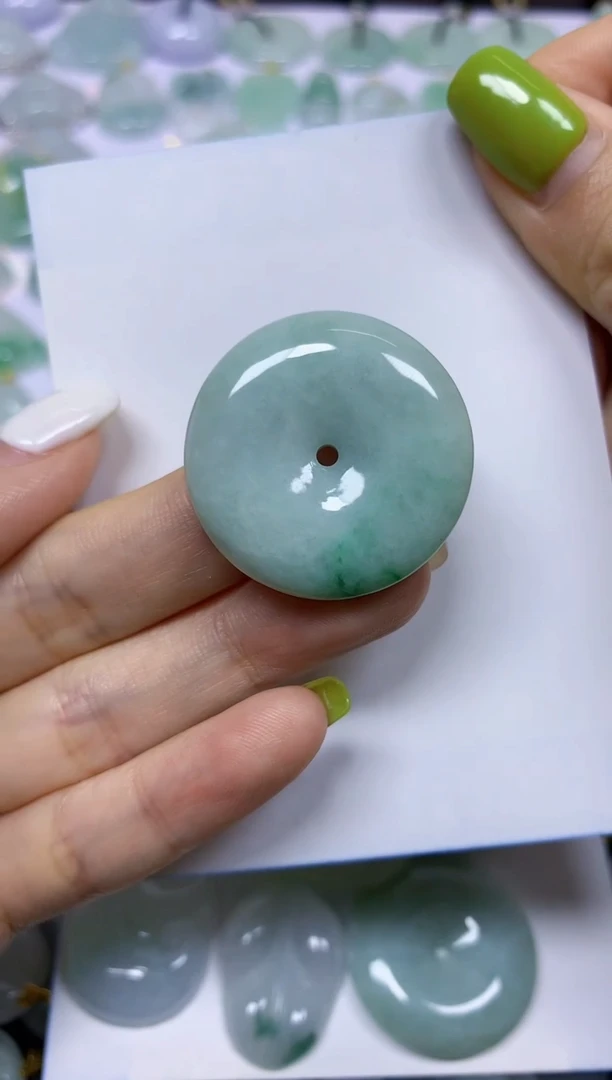 翡翠未镶嵌颈饰挂件