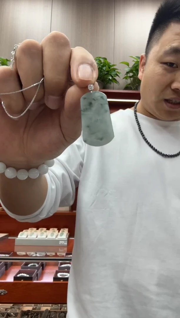 18K金镶嵌挂件翡翠A货翡翠多样性一件飘花无事牌