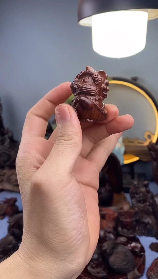 檀香紫檀（小叶紫檀）蹬****伙醒狮