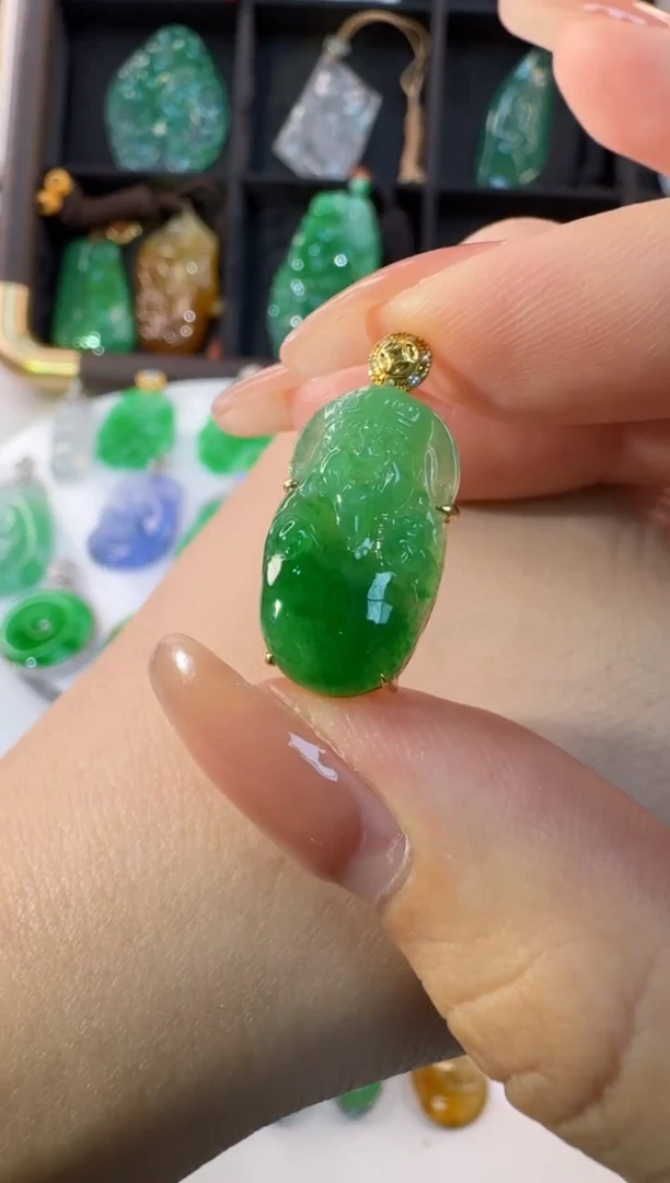 颈饰18K金镶嵌翡翠缅甸A货翡翠