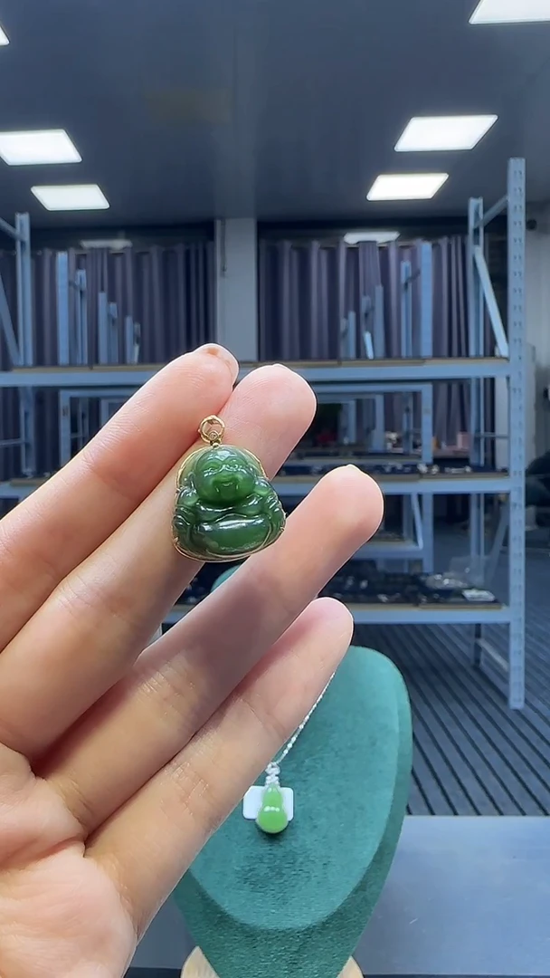 18K金镶嵌和田玉挂件1