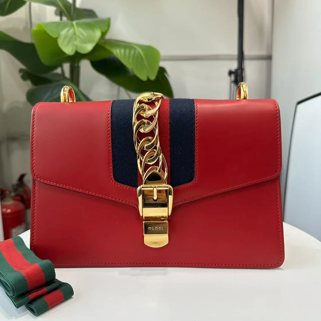 95新 GUCCI/古驰 95新红色金链条塞尔维亚丝带包