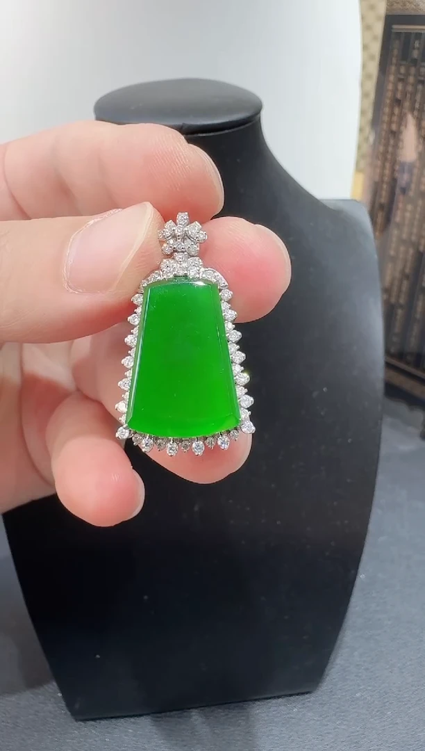 颈饰18K金镶嵌翡翠寄售回流，24小时鉴赏期