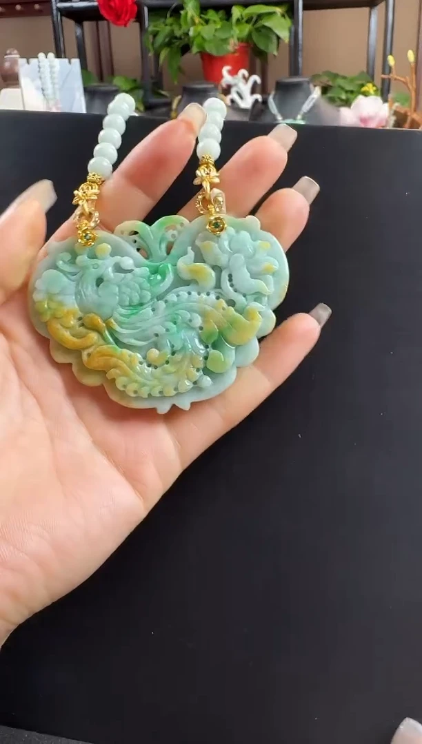 颈饰未镶嵌翡翠凤牌