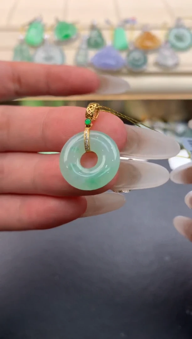 翡翠18K金镶嵌颈饰F564