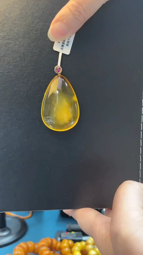 18K金镶嵌吊坠(不含链)琥珀蜜蜡镶嵌水滴吊坠