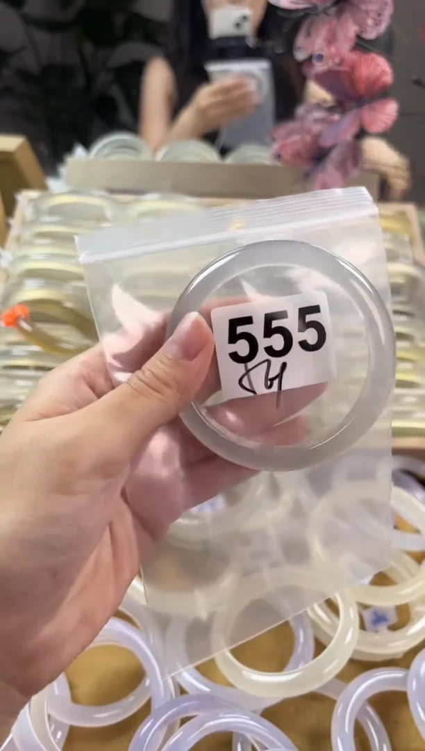 玛瑙/玉髓手镯未镶嵌555