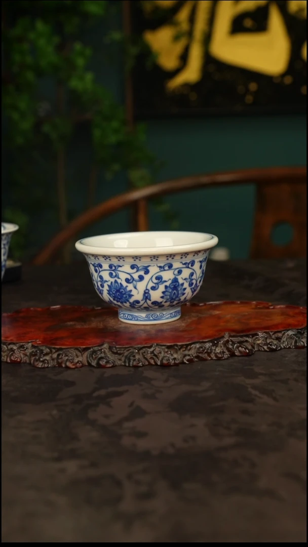 青花手绘缠枝莲主人杯