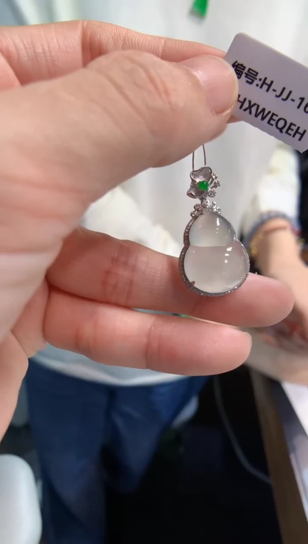 颈饰18K金镶嵌翡翠葫芦