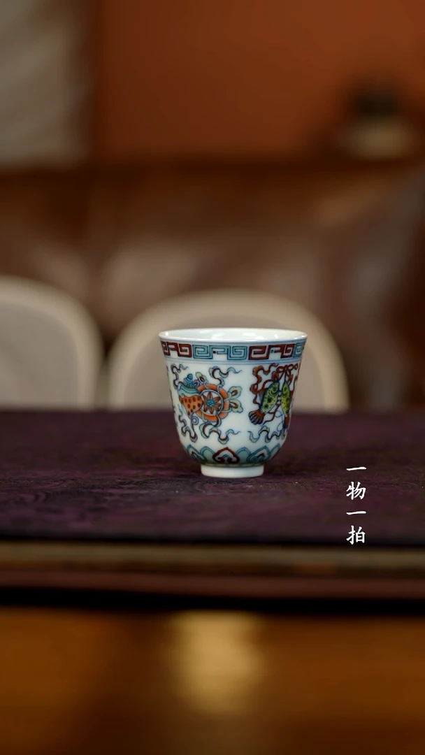 行**起青花斗彩八宝杯