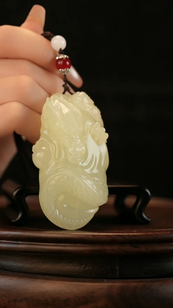 云南石竹叶青雕刻：龙腾四海