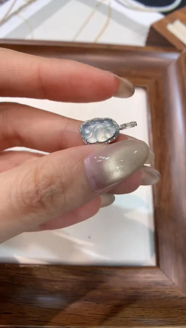 颈饰18K金镶嵌翡翠五**色鱼鱼