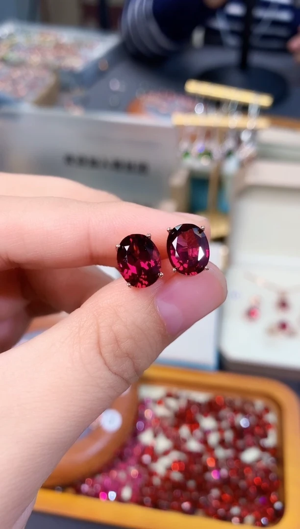 【闪购商品】石榴石耳钉银S925镶嵌天然镁铝8*10