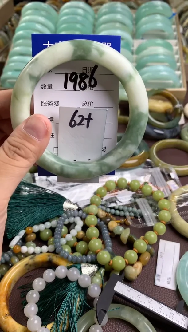 【闪购商品】蛇纹石玉手镯未镶嵌1986