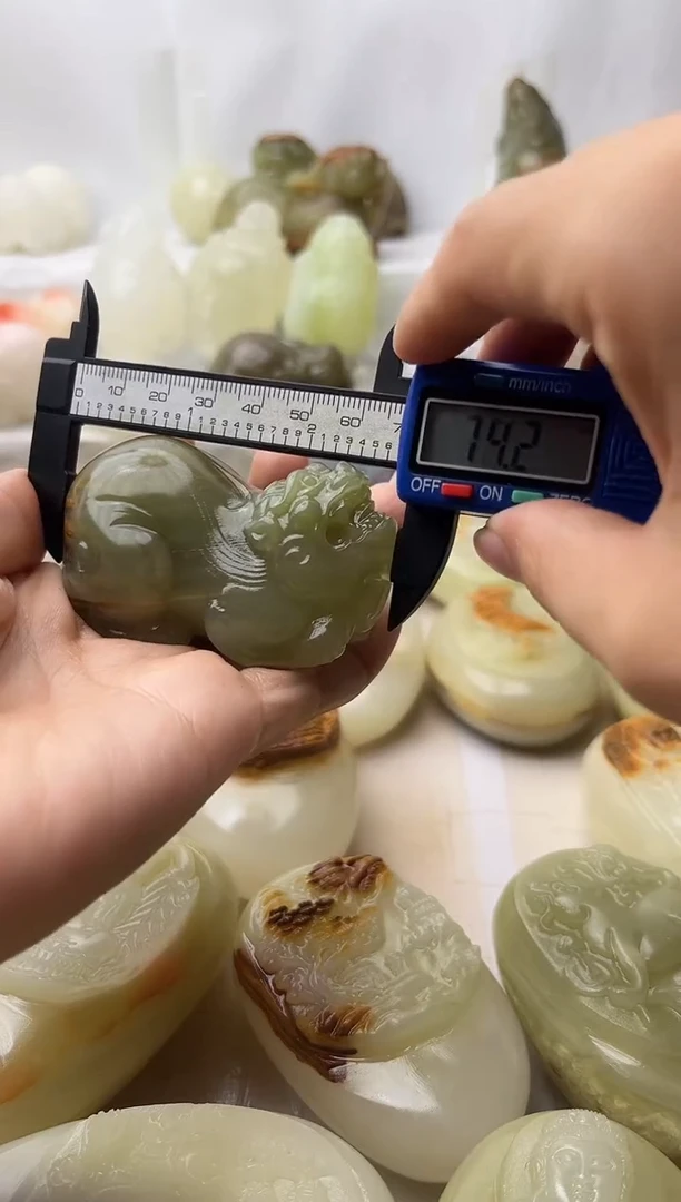 石材方解石手把件不退换满雕貔貅