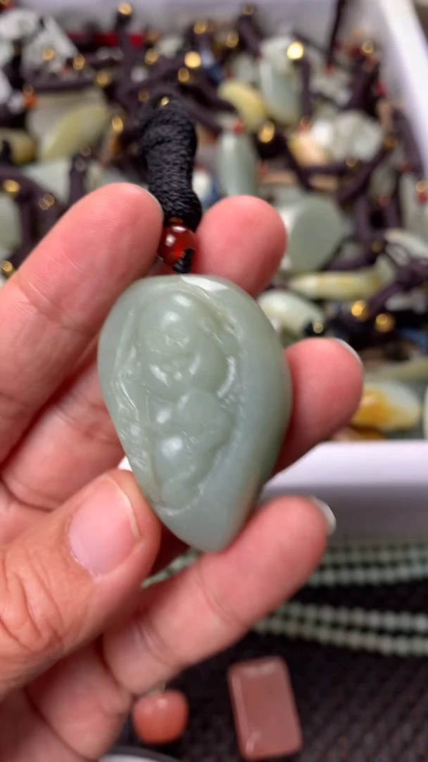 【闪购商品】和田玉颈饰未镶嵌多样性发货没有证书.拍一发一，有瑕