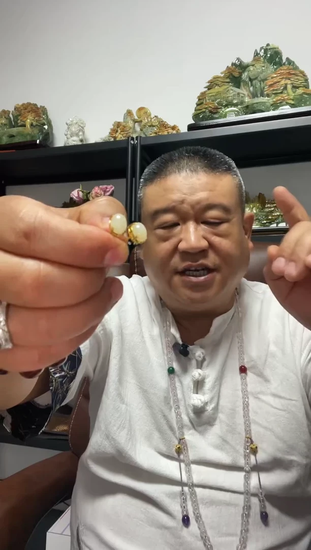 合金和田玉耳钉一对